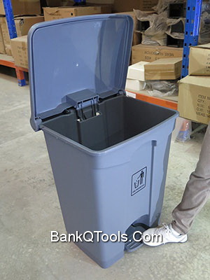 ถังขยะพลาสติก ทรงสี่เหลี่ยมสีเทา มีเท้าเหยียบ C-6009-6